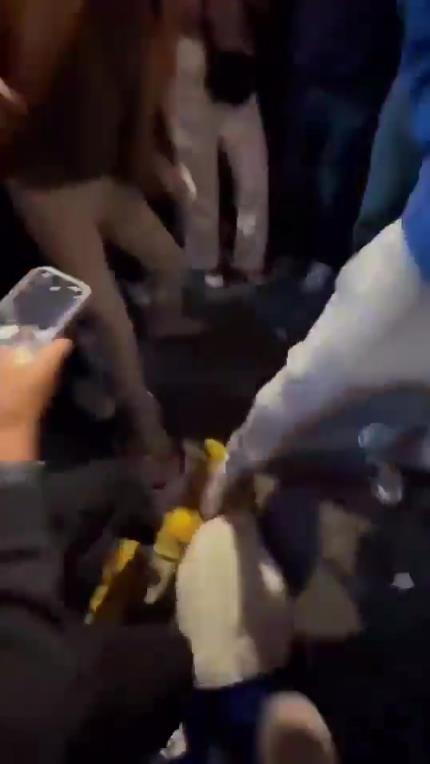 驚！尼克斯大勝步行者后，哈利伯頓遭主場(chǎng)球迷群毆