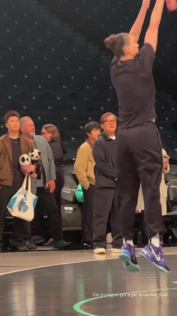 71歲成龍現(xiàn)身巴克萊中心看女籃比賽：她們投籃怎么那么準(zhǔn)?。?！